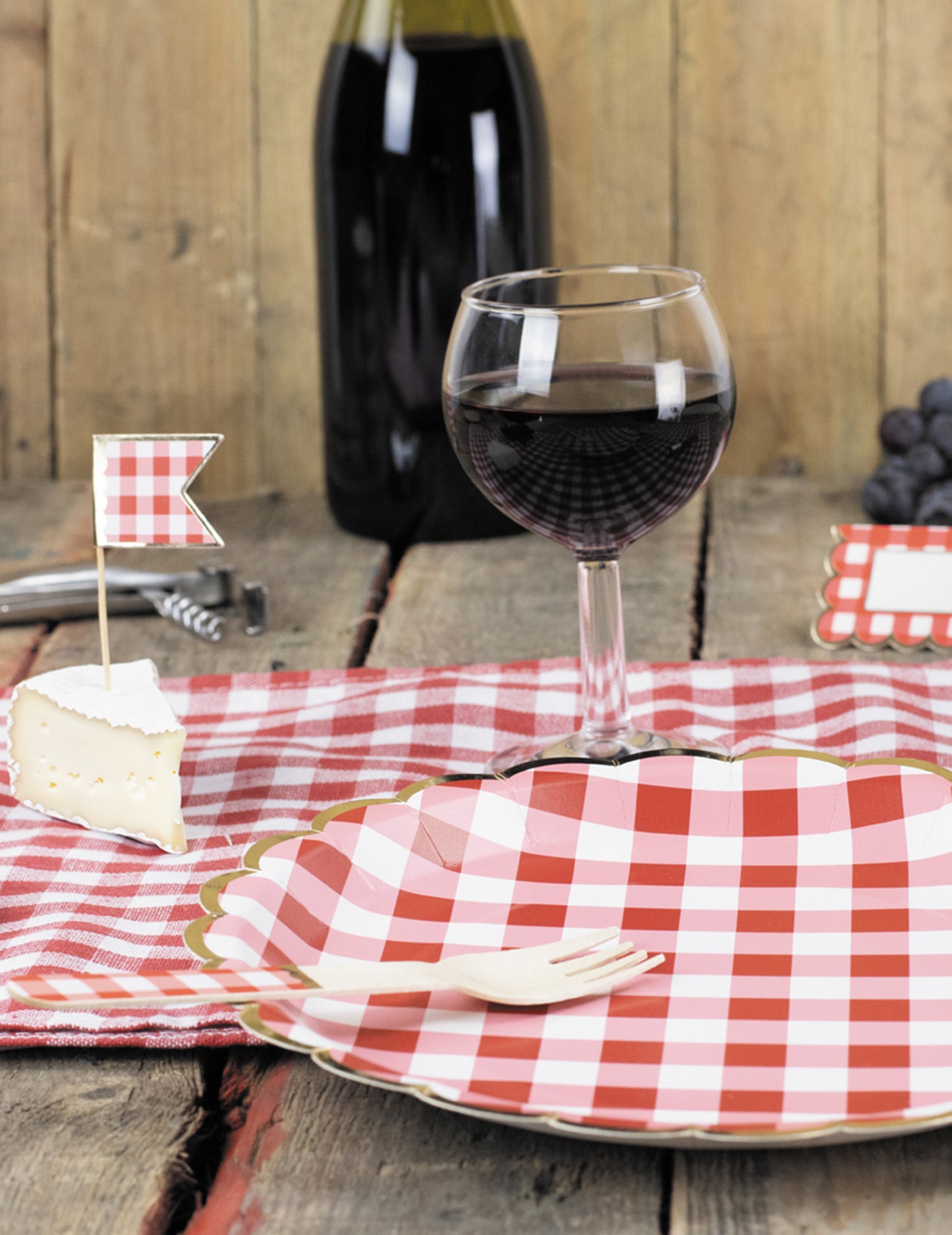 8 vroubkovaných červených a bílých ginghamových kartonových desek 23 cm