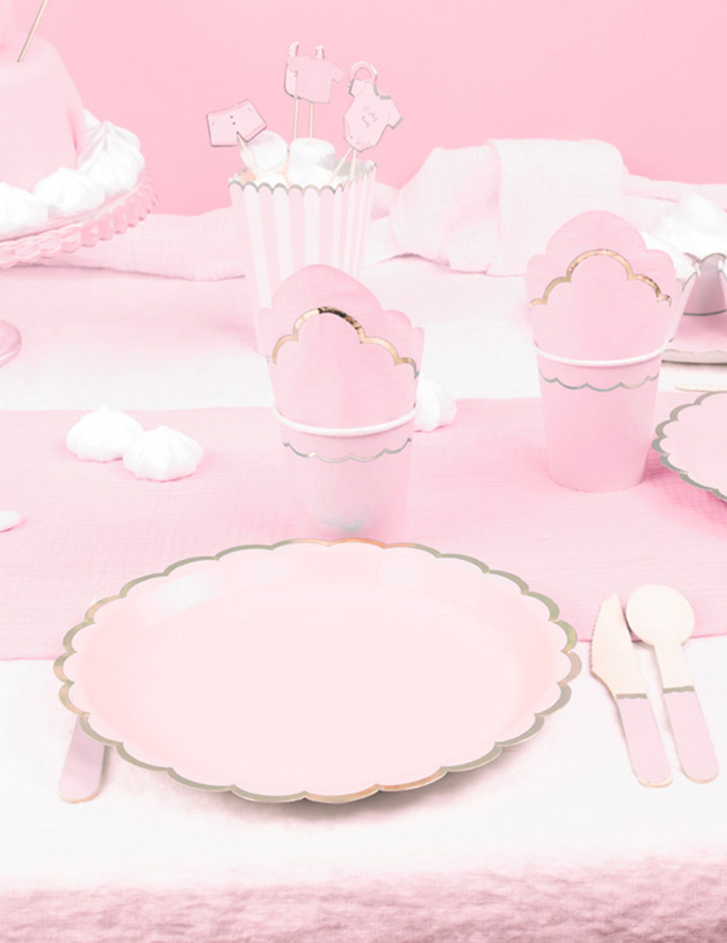 8 Assiettes en carton festonnées rose pastel et or 23cm