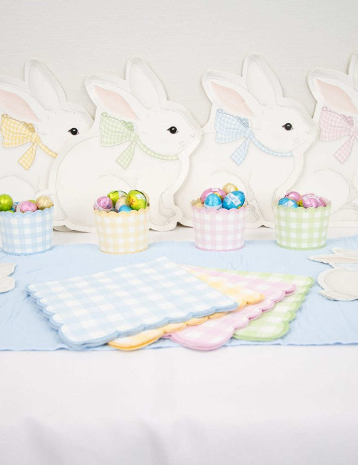 Mise en scène festive de la table de fête des assiettes en carton Mon Lapin