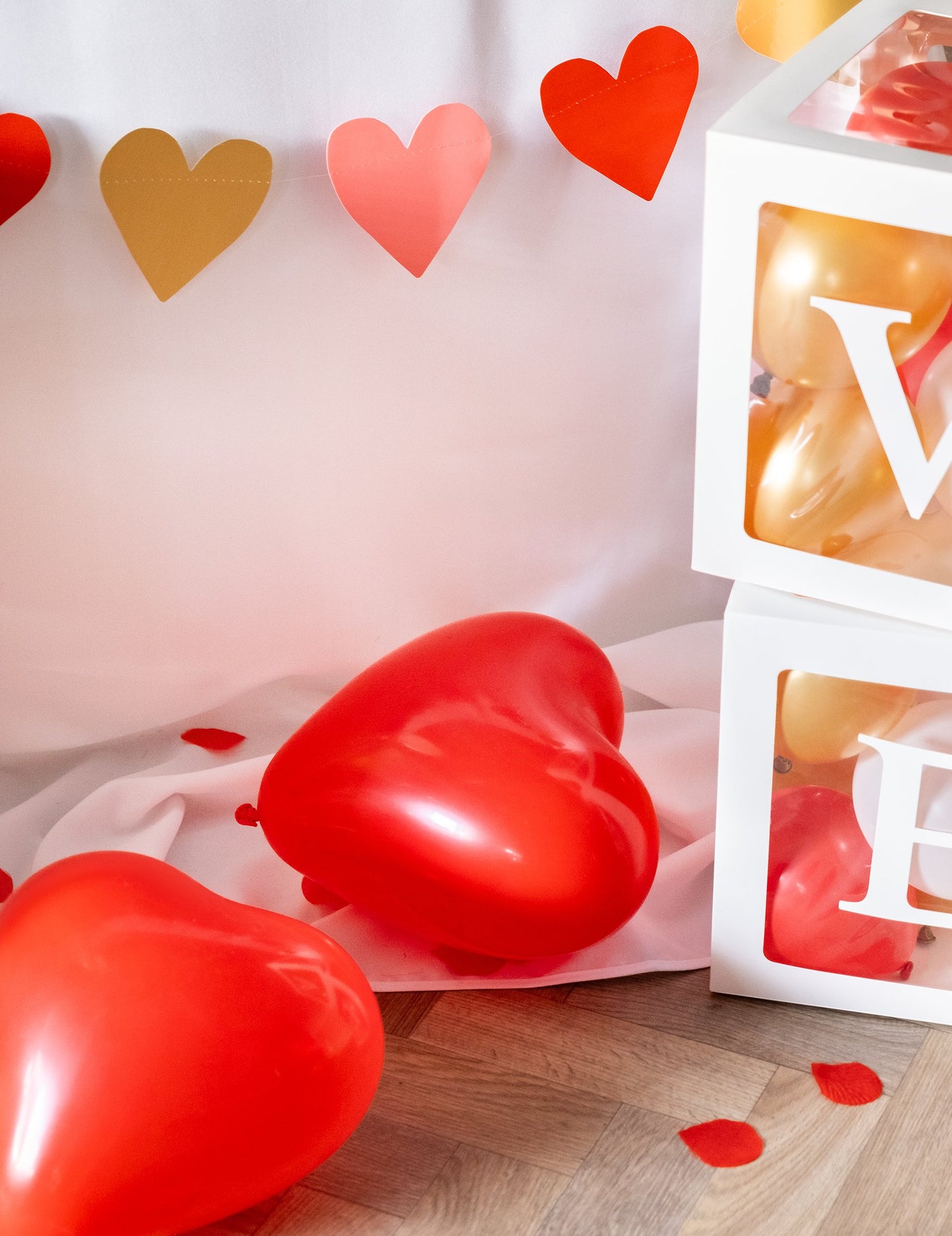 Detailní záběr na červené balóny z latexových balónků ve tvaru srdce červené a bílé