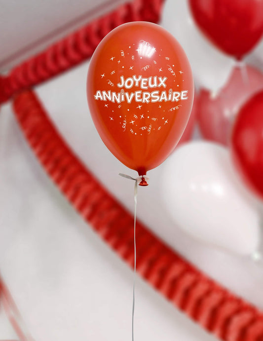 Gros plan sur le ballon rouge des Ballons en latex Joyeux anniversaire