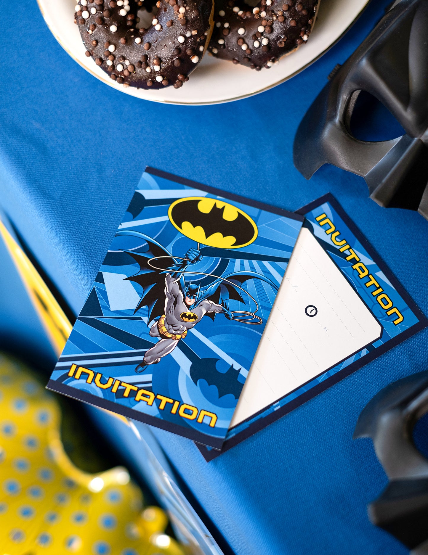 Détail du recto et du verso des cartes d'invitation Batman