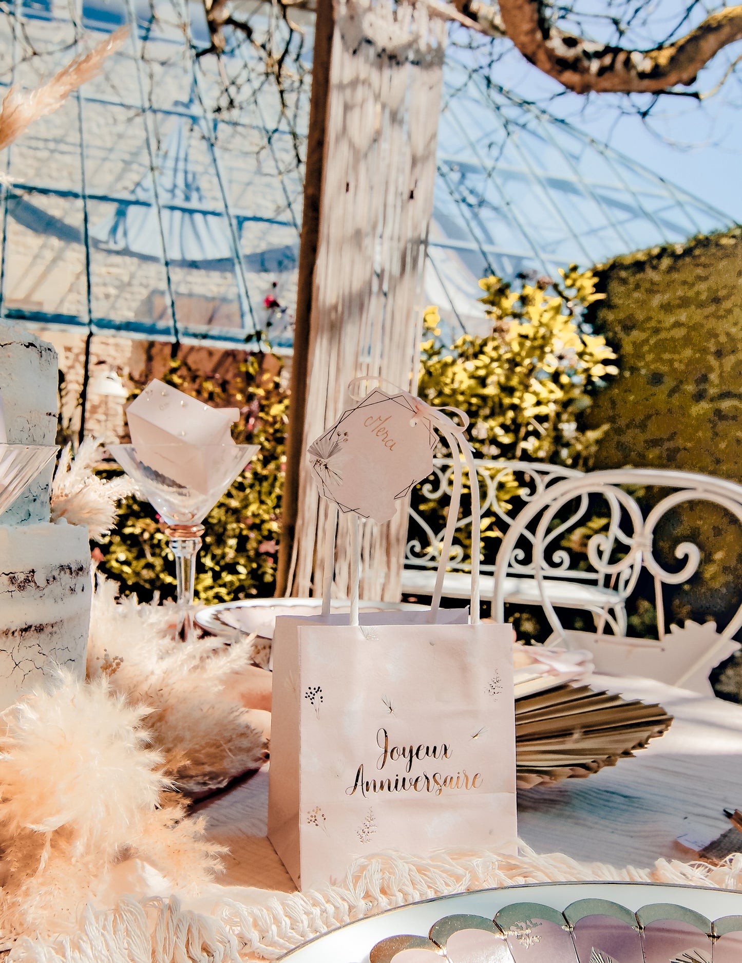 8 ruměnec a zlaté boho štítky 6 cm s peřím a stuhou