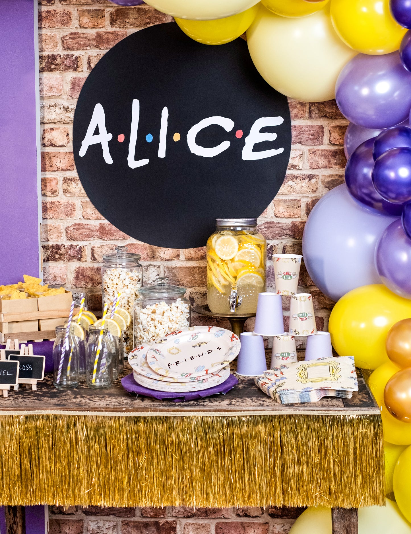 8 kartonových kelímků Friends o objemu 210 ml