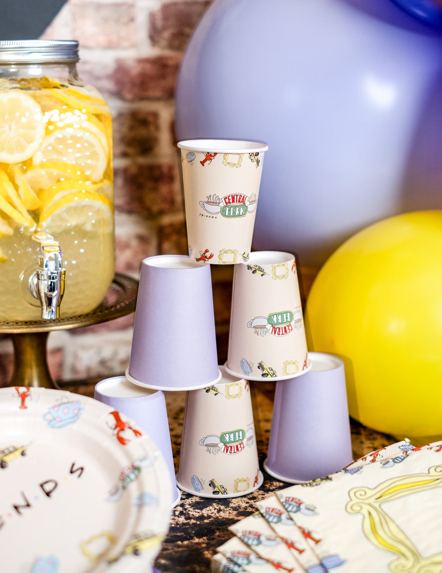 8 kartonových kelímků Friends o objemu 210 ml