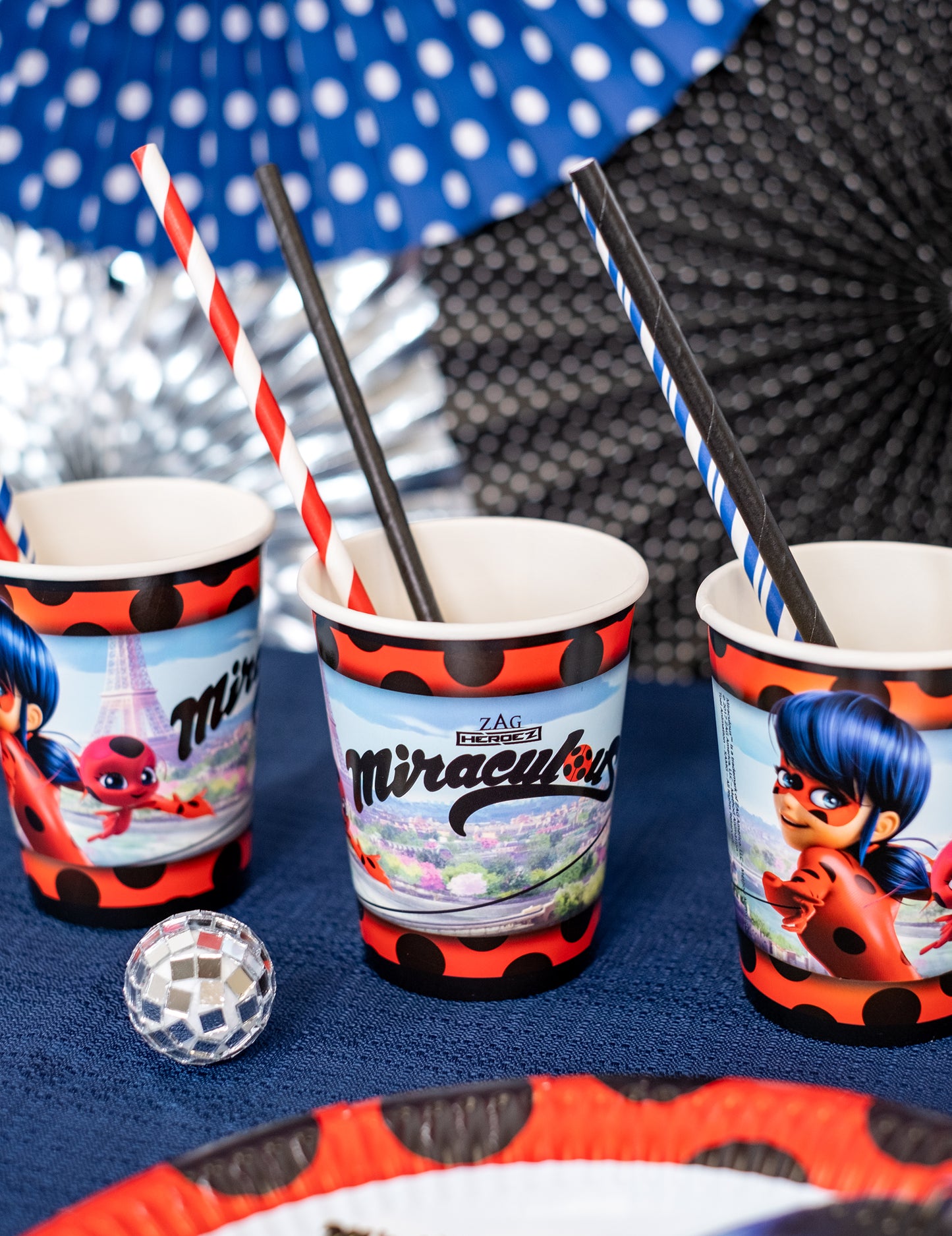 Détail de l'imprimé des gobelets en carton Ladybug à Paris