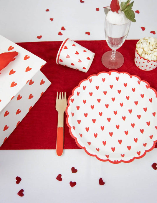 Mise en situation sur une table de fête des gobelets en carton petits cœurs