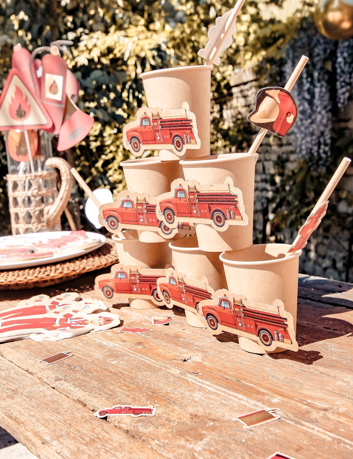 8 červenozlatých hasičských kraftových kelímků 255ml