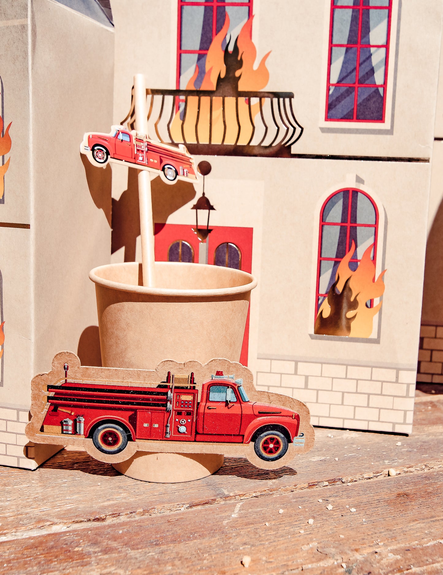 8 červenozlatých hasičských kraftových kelímků 255ml