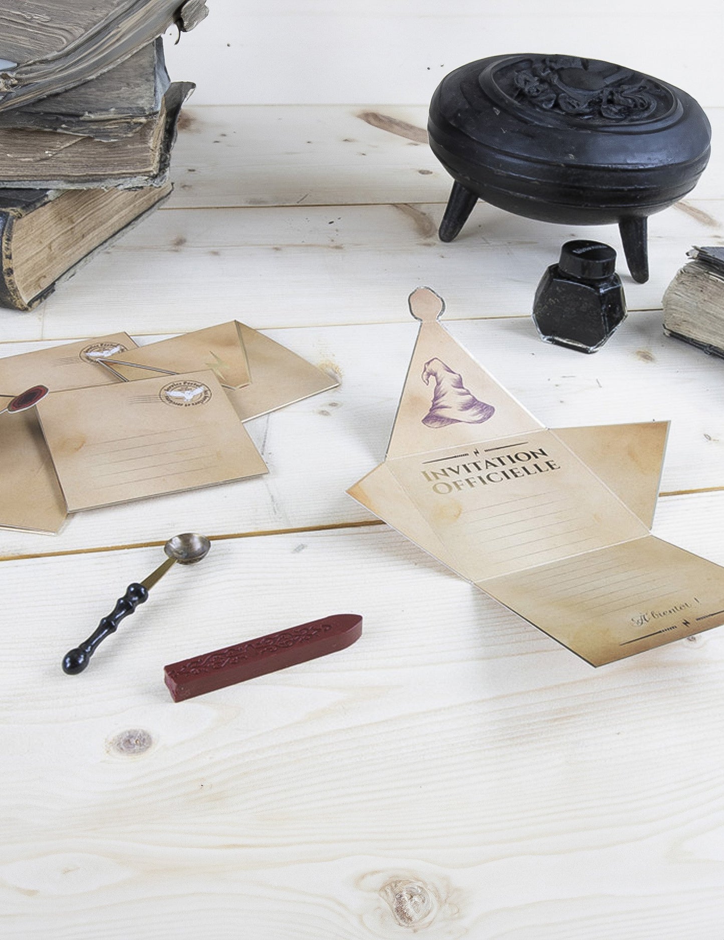 8 pozvánek s obálkami Čarodějův učeň 29 x 20 cm