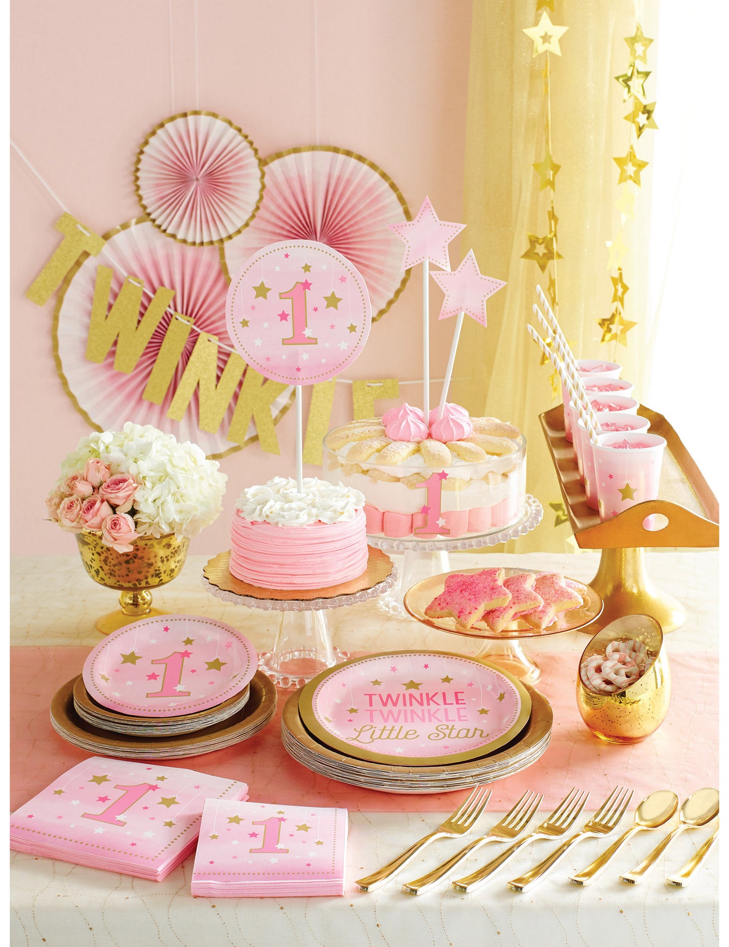 Mise en situation sur table de fête des petites assiettes en carton One Little Star pour 1 an roses