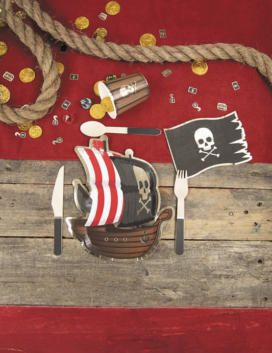 Mise en situation sur le thème pirate des petites cuillères en bois pour fête noires avec liseré doré
