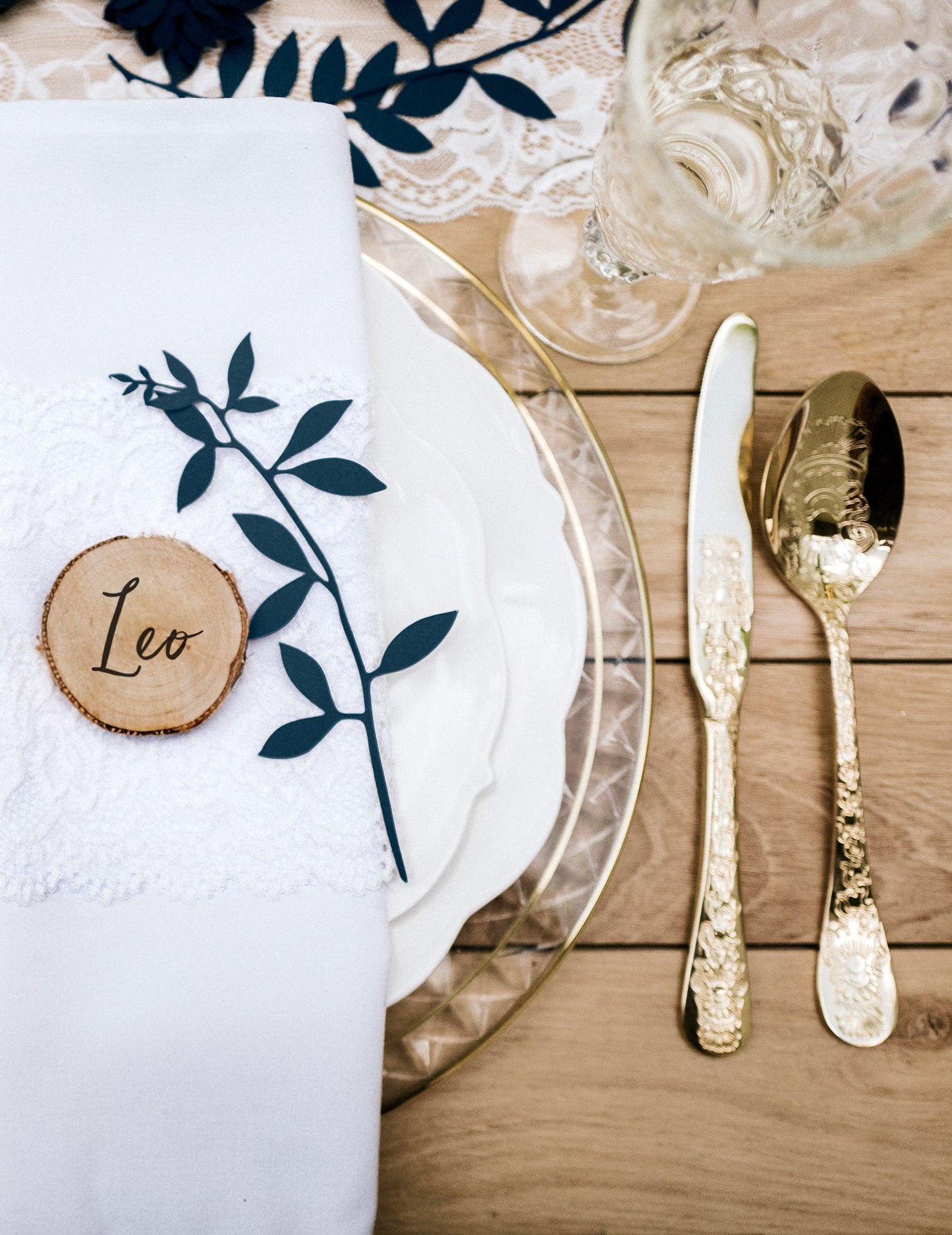 Gros plan sur une serviette des décorations de table feuilles pour fête bleu marine en papier