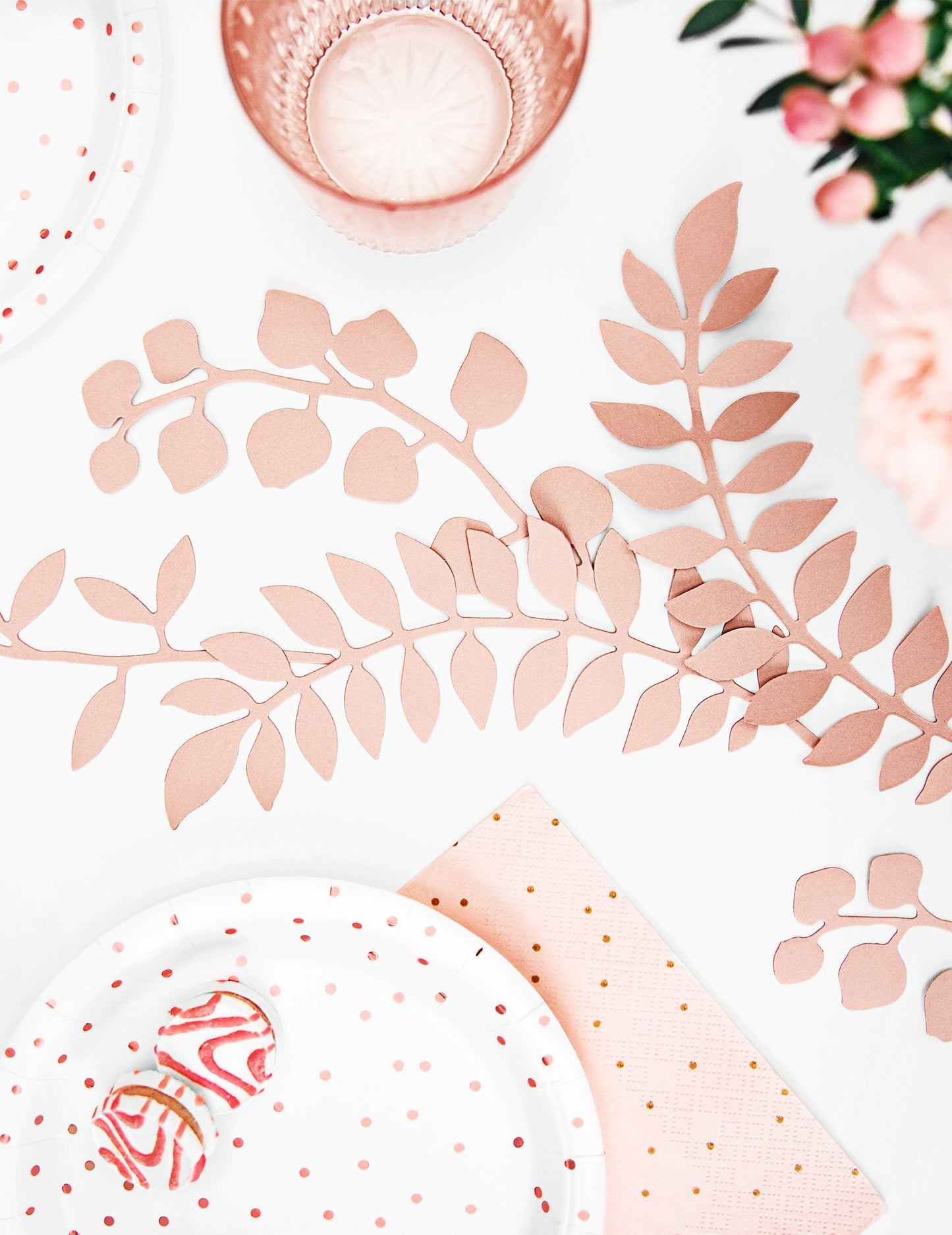 9 pudrově růžových papírových dekorací na stůl ve tvaru listů