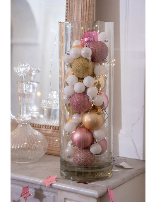 Mise en situation dans un vase des 9 boules de Noël dorées aux finitions variées