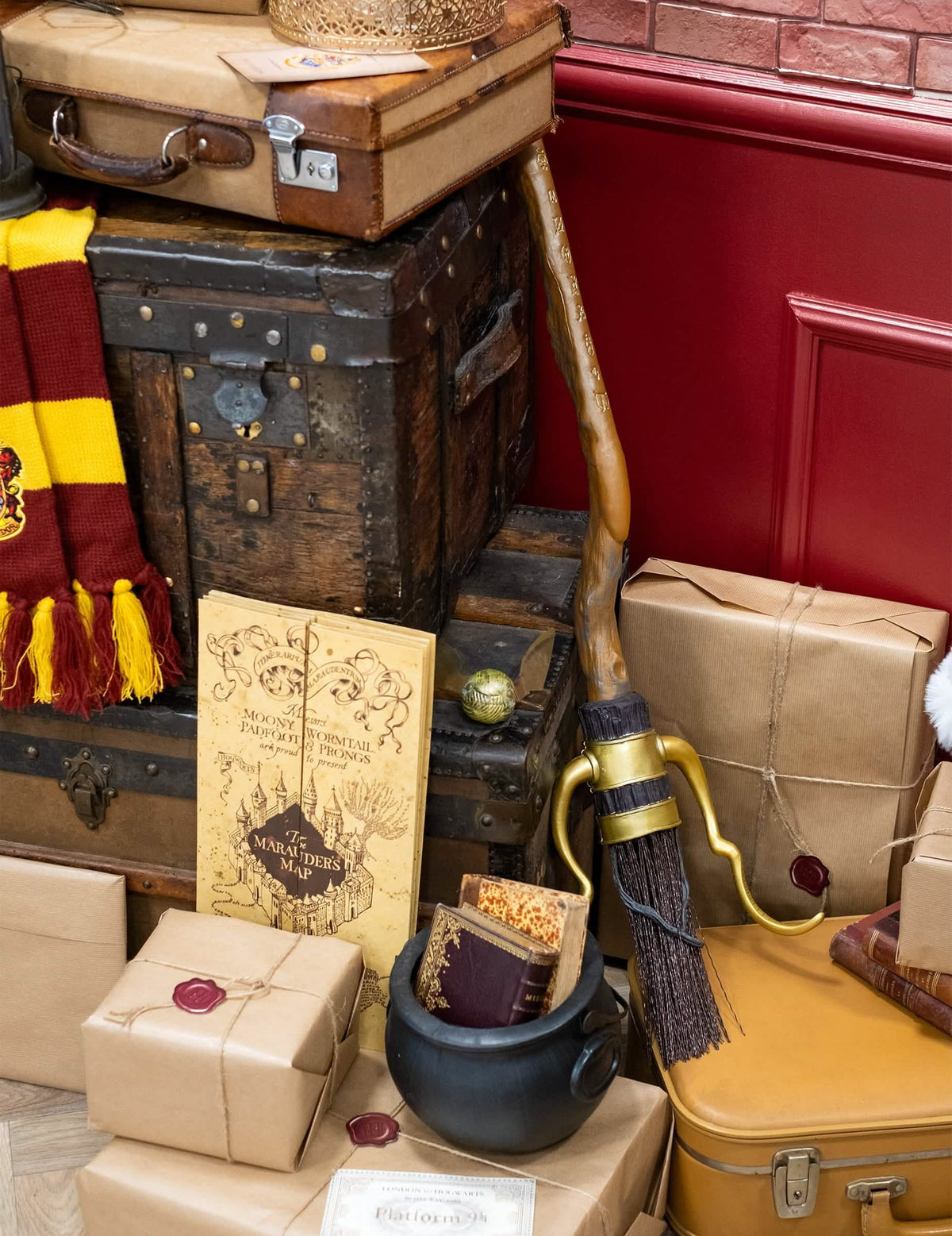 Scéna s kufry a doplňky k luxusnímu koštěti Nimbus Harry Potter