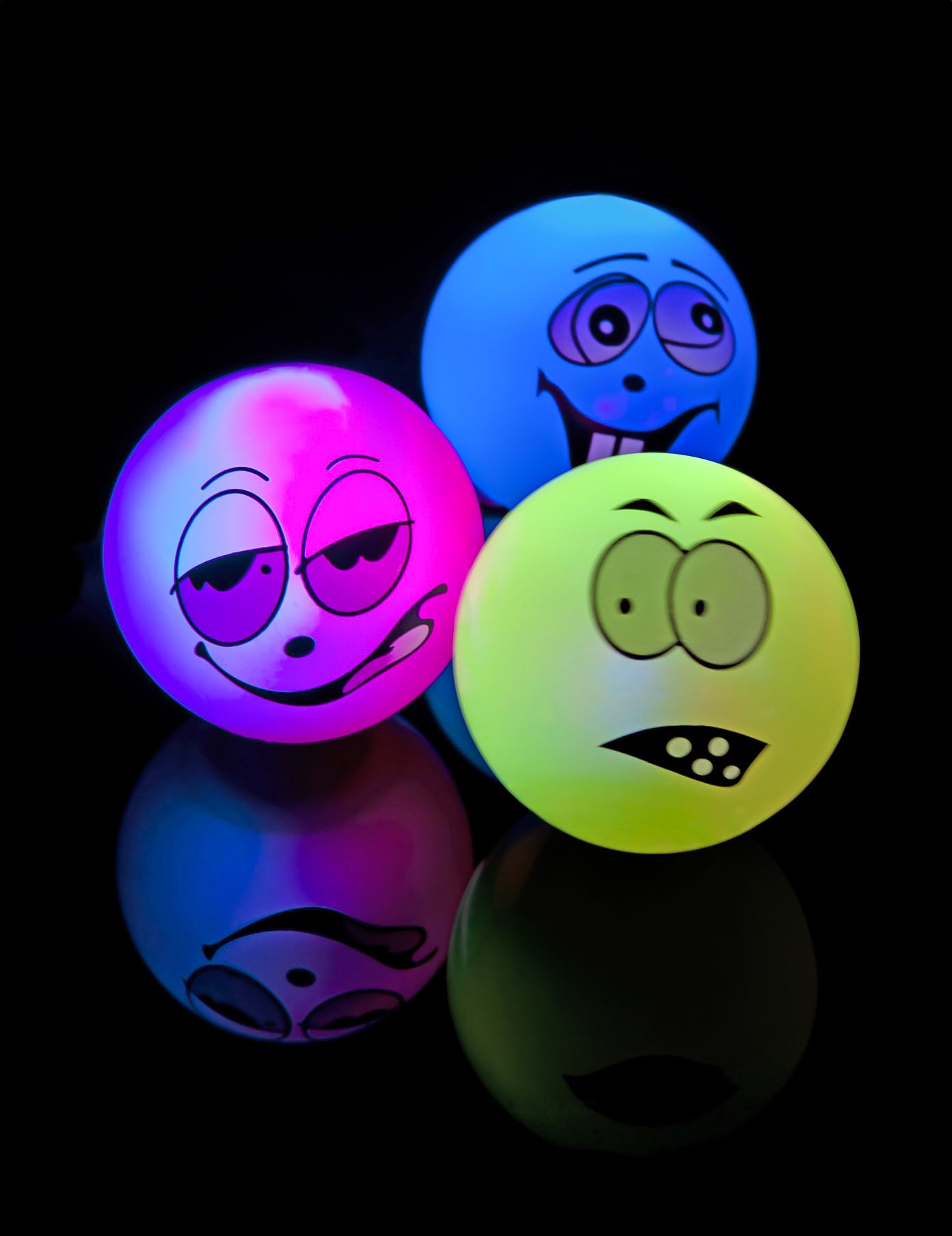 Detail des Leuchteffekts des leuchtenden Springballs mit lustigen Gesichtern