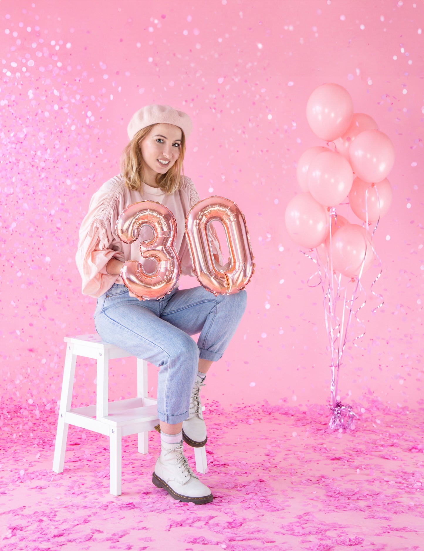 Mise en situation festive du chiffre 30 du ballon aluminium chiffre pour fête rose gold