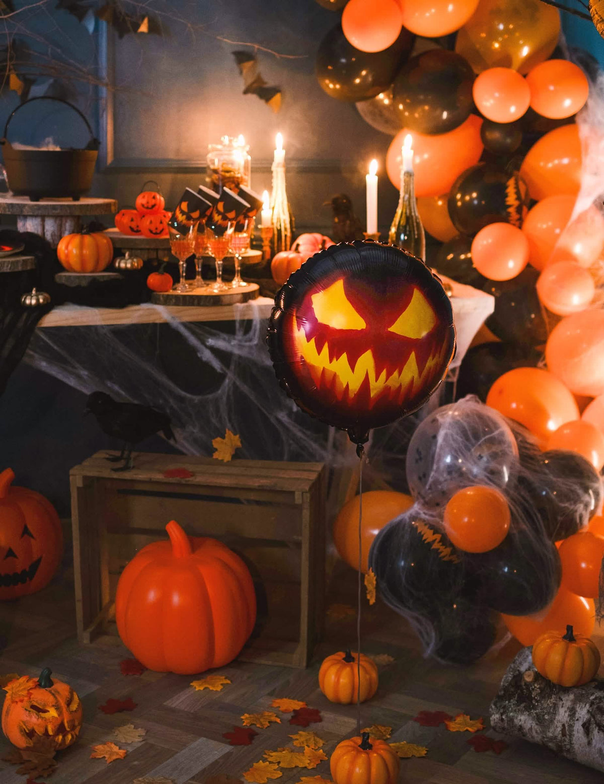 Zinscenování v dekoraci pro halloween s hliníkovým balónkem děsivá dýně
