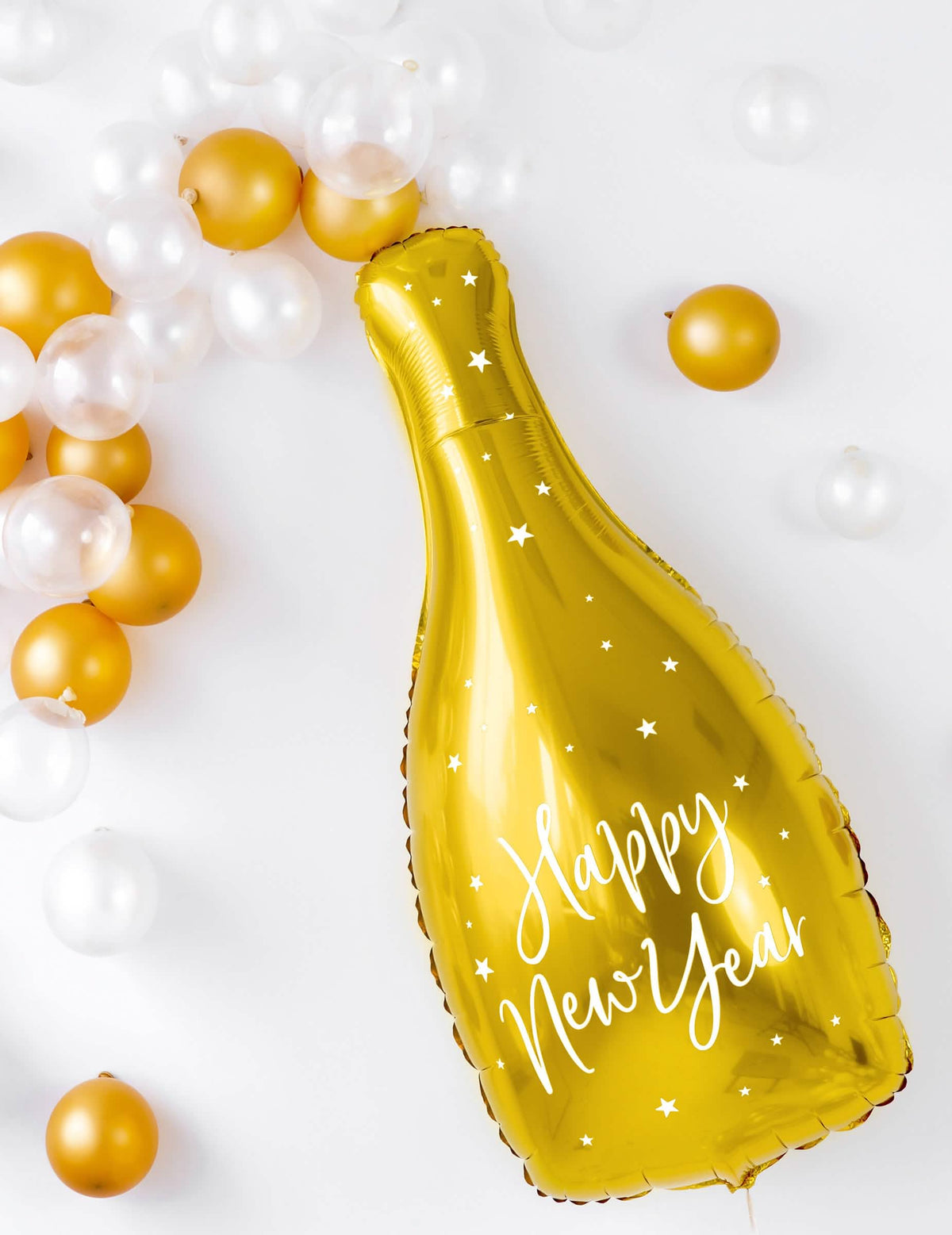 Scéna s malými bílými a zlatými balónky z hliníkového balónku Happy New Year