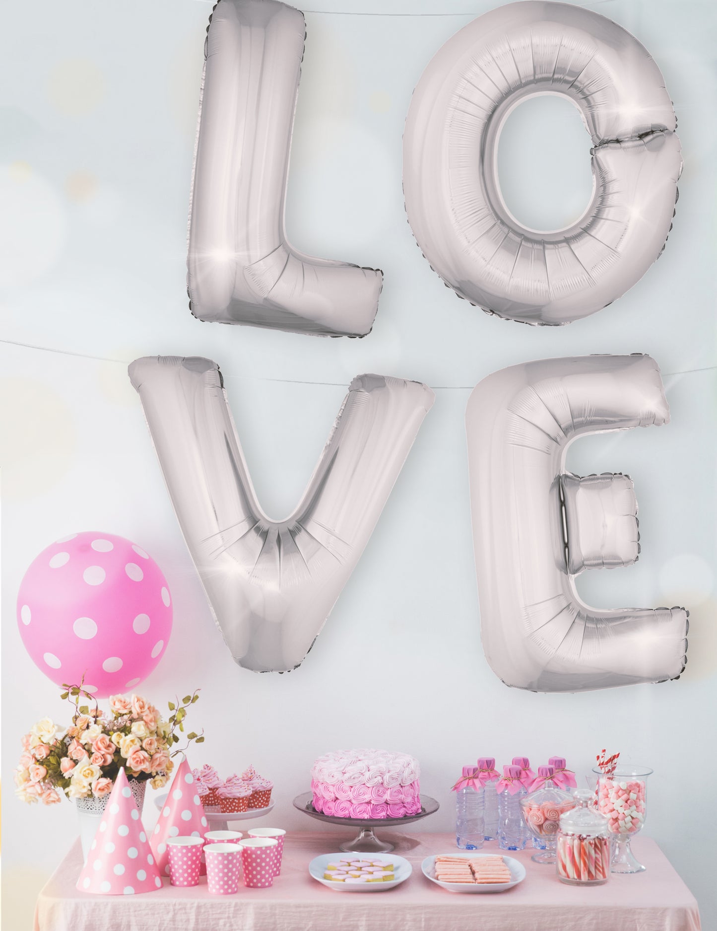 Mise en situation du mot LOVE du ballon aluminium lettre pour fête argentée