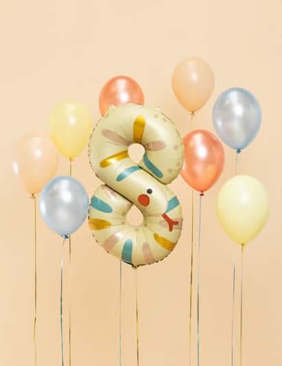 Mise en situation avec décoration de ballons du ballon aluminium serpent chiffre 8
