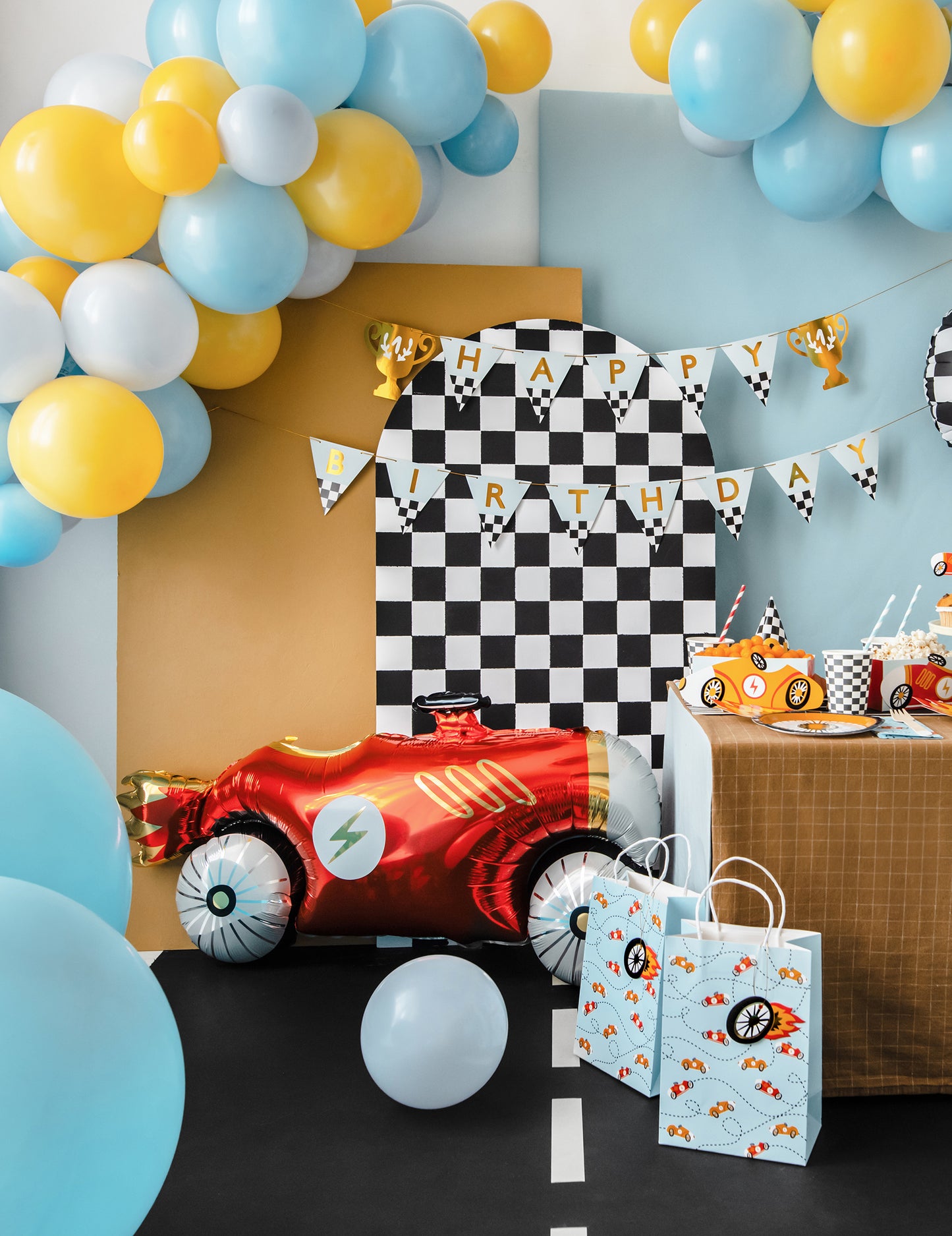 Fóliový balónek s červeným závodním autem 111 x 63 cm