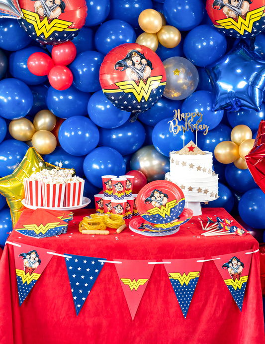 Mise en situation dans une décoration de fête du ballon aluminium Wonder Woman