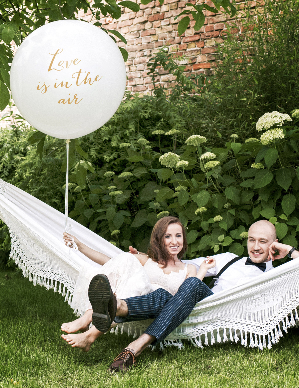 Mise en situation du ballon en latex géant Love is in the air pour mariage