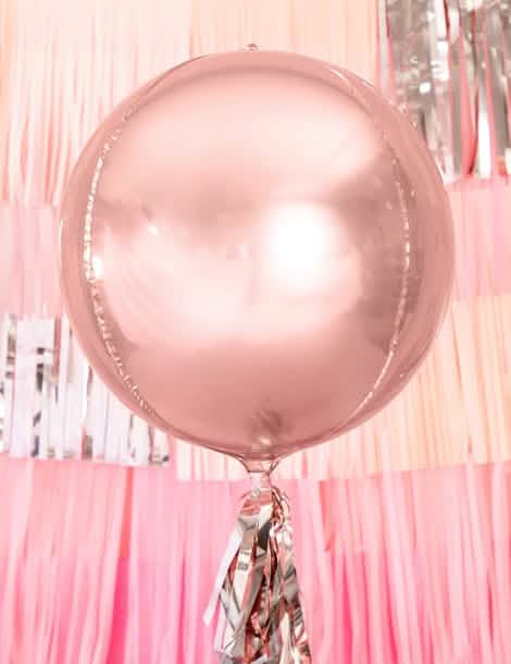 Mise en situation du ballon sphère en aluminium rose gold métallisé