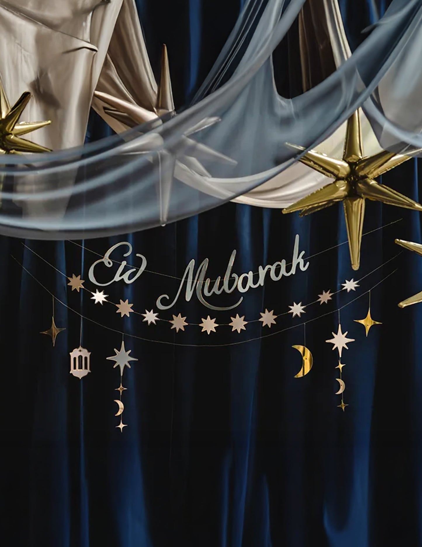 Mise en situation des 3 guirlandes en carton Eid Mubarak pour fête or et argent