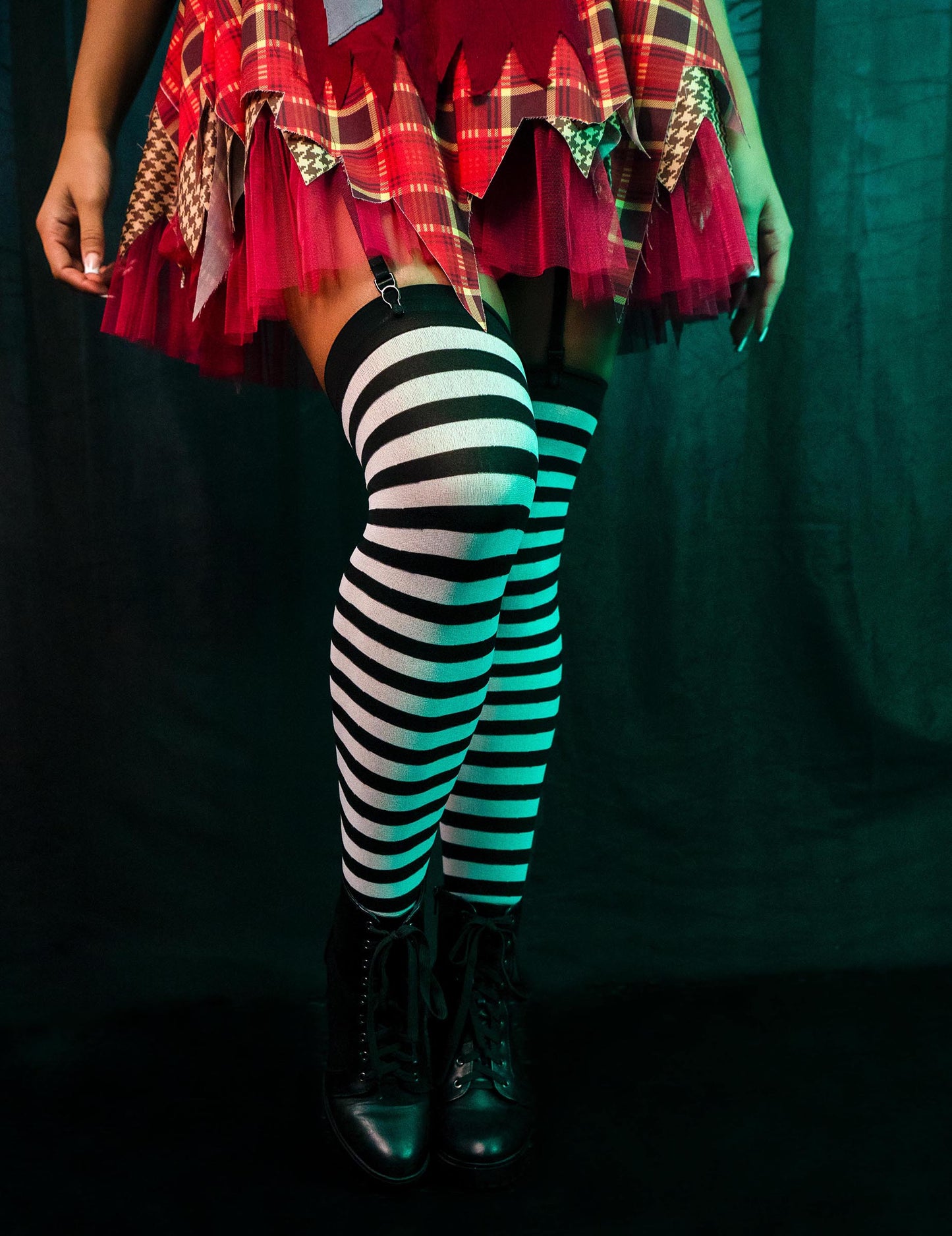 Dámské černobílé pruhované punčochy pro větší velikosti