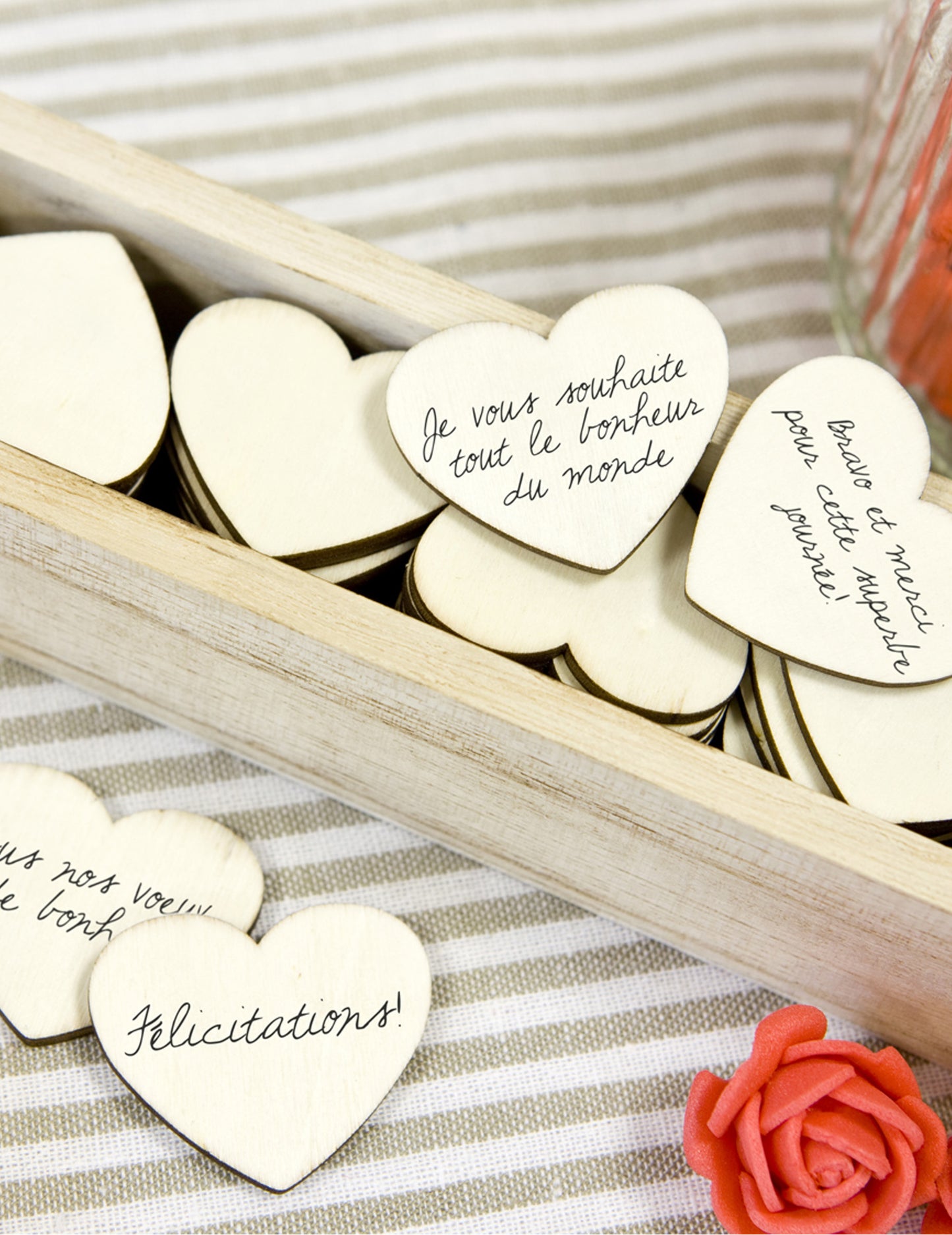 Krabice 48 dřevěných srdíček 4 cm na svatbu