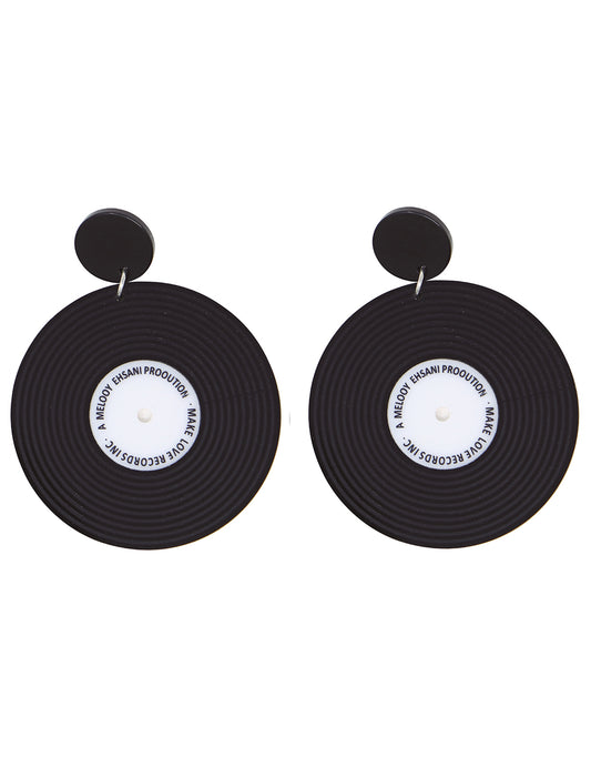 Gros plan sur la paire de boucles d'oreilles disques vinyles rétro