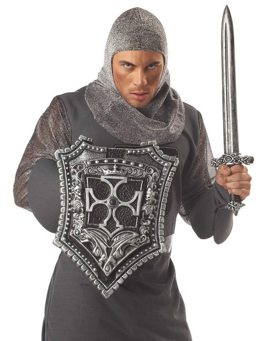 Gros plan du bouclier et de l'épée de chevalier croisé