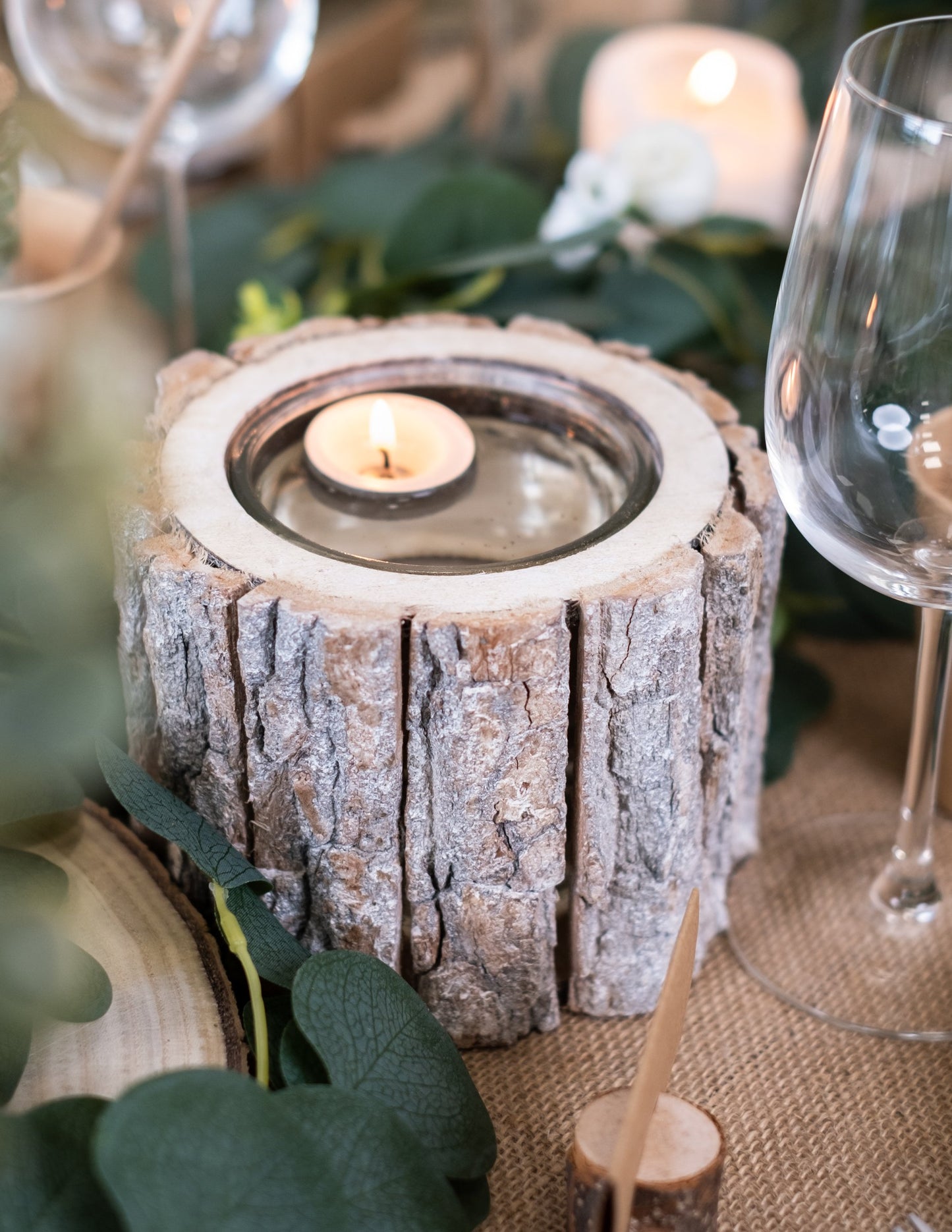 Détail du contenant en verre du bougeoir rondin de bois pour décoration
