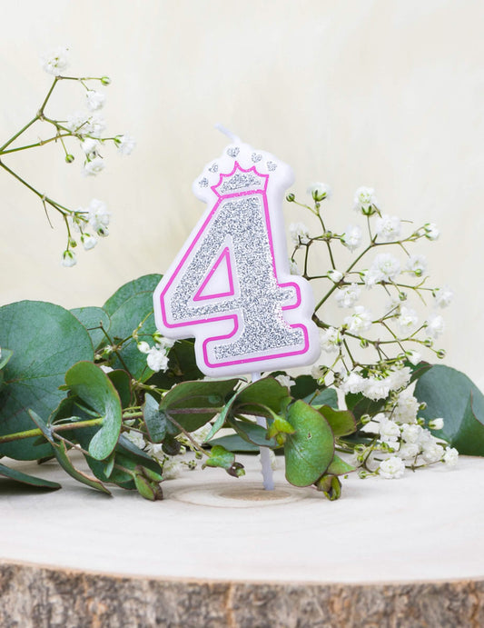 Mise en situation de la bougie d'anniversaire chiffre 4 princesse