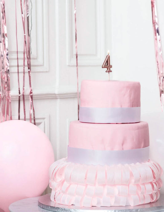 Mise en situation sur un gâteau de la bougie d'anniversaire chiffre 4