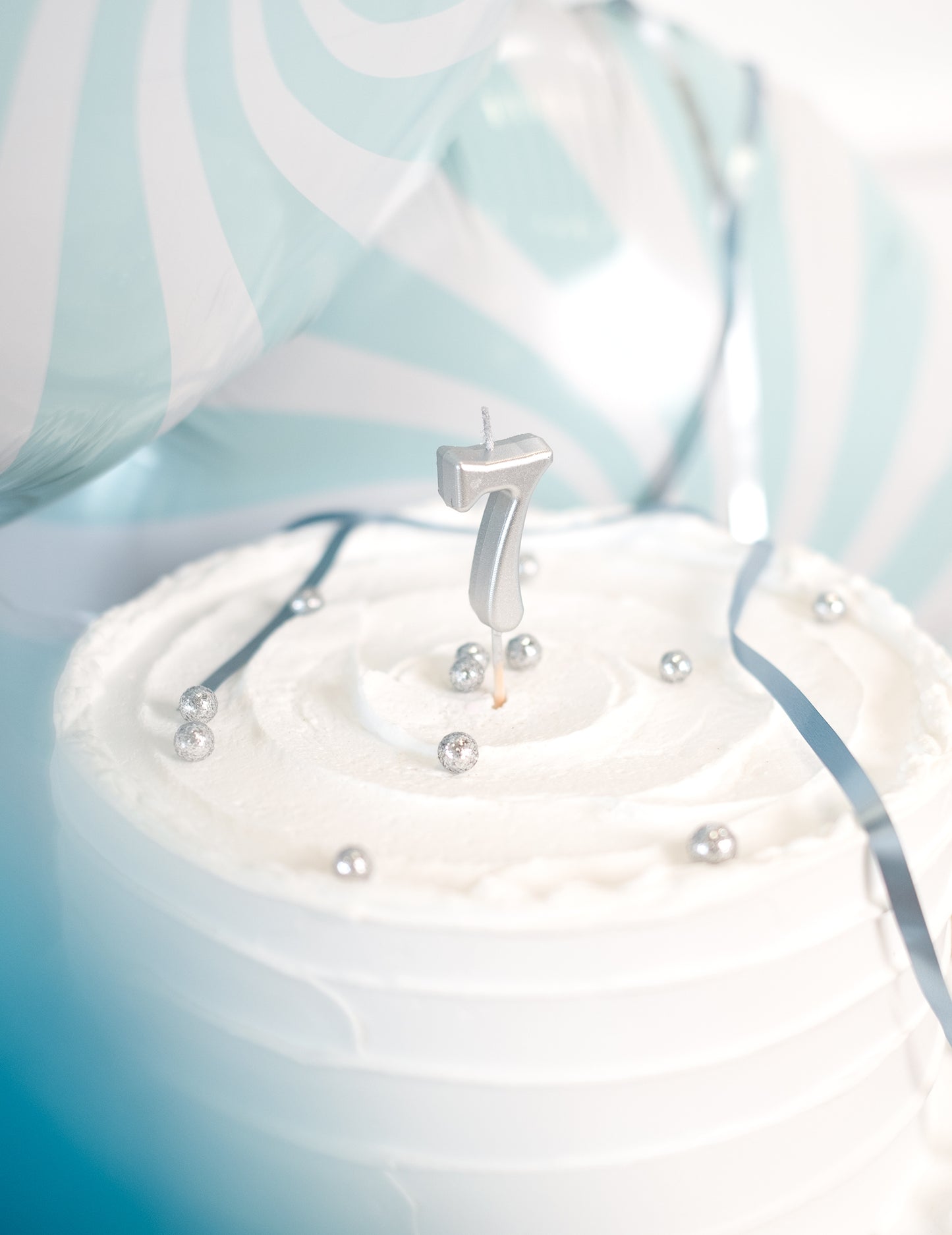 Narozeninová svíčka číslo 7 metalická stříbrná 4.3 cm s vrcholem