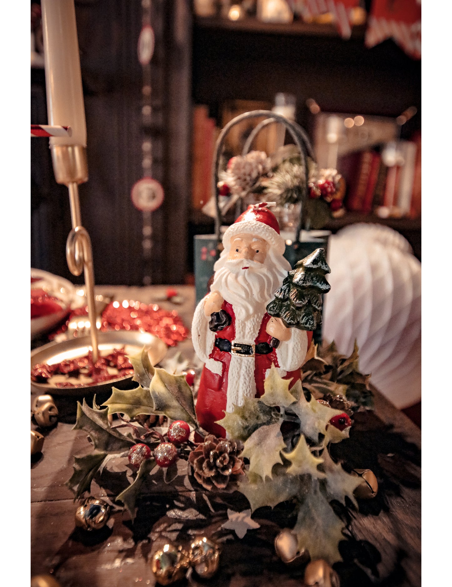 Santa Claus svíčka se stromečkem a kapucí 13,5 x 6,5 cm