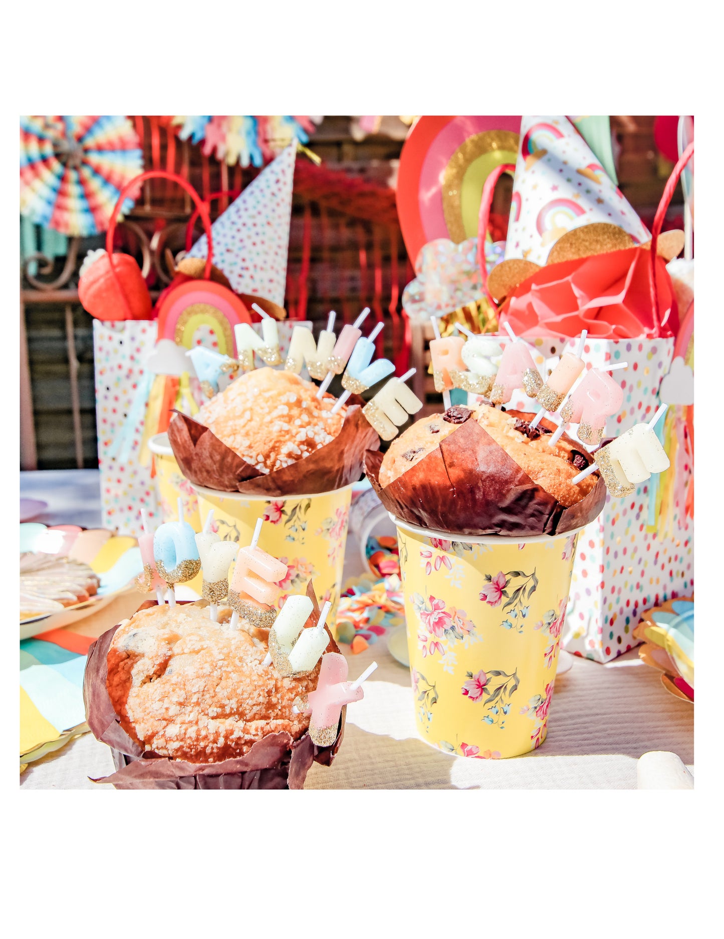 Vícebarevné svíčky k narozeninám a zlaté třpytky 4.3 cm, sada 18