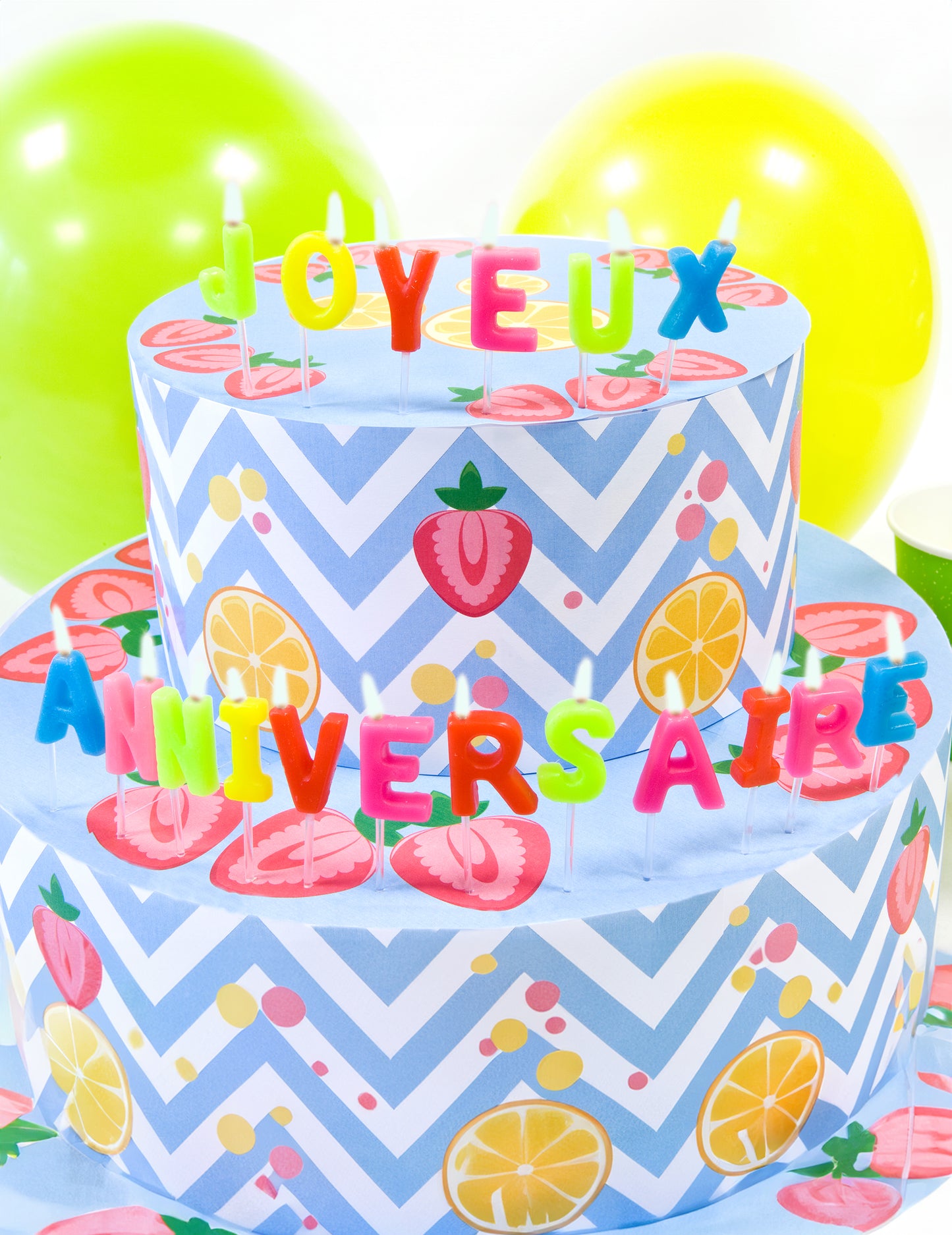 Zobrazení vícebarevných narozeninových svíček s nápisem Všechno nejlepší k narozeninám na dortu