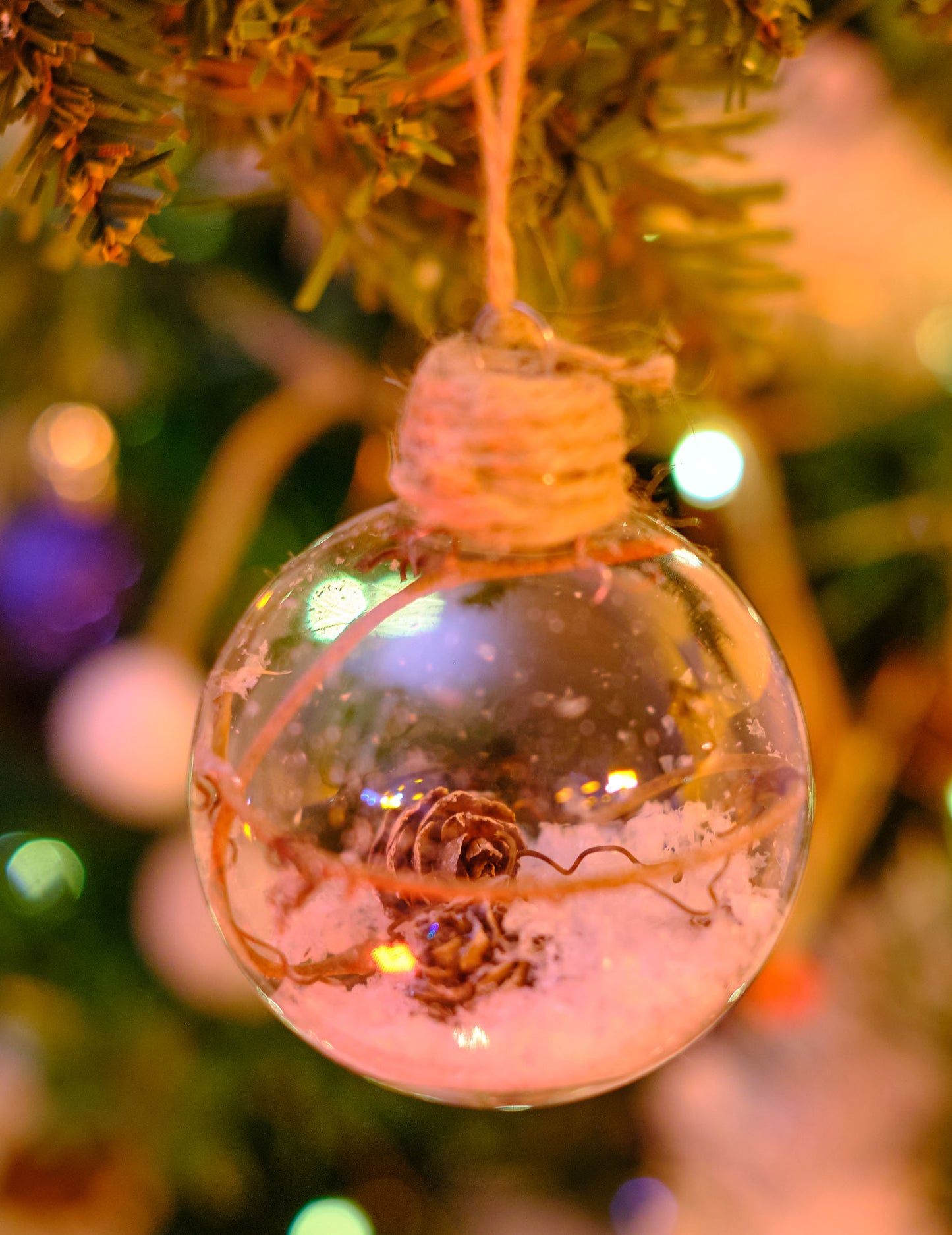 Skleněná vánoční cetka s šiškami 6 cm a sníh