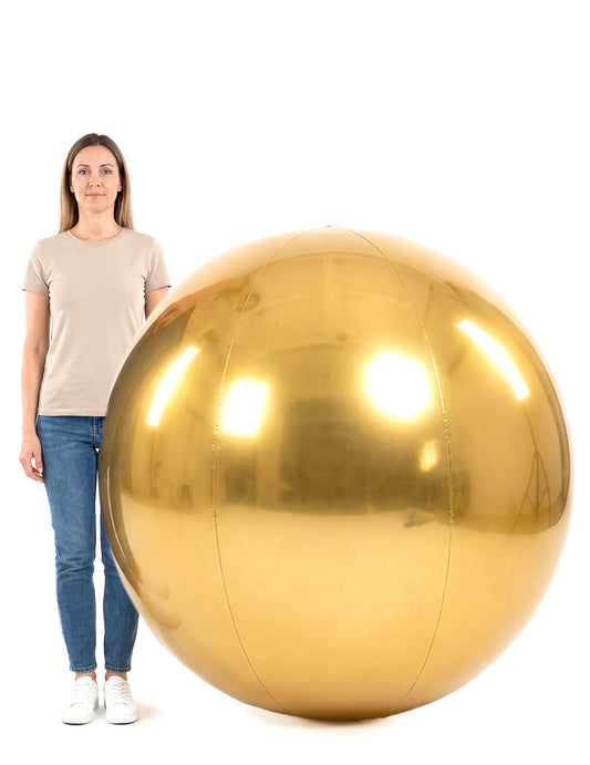 Mise en situation avec un mannequin de la boule miroir gonflable pour fête