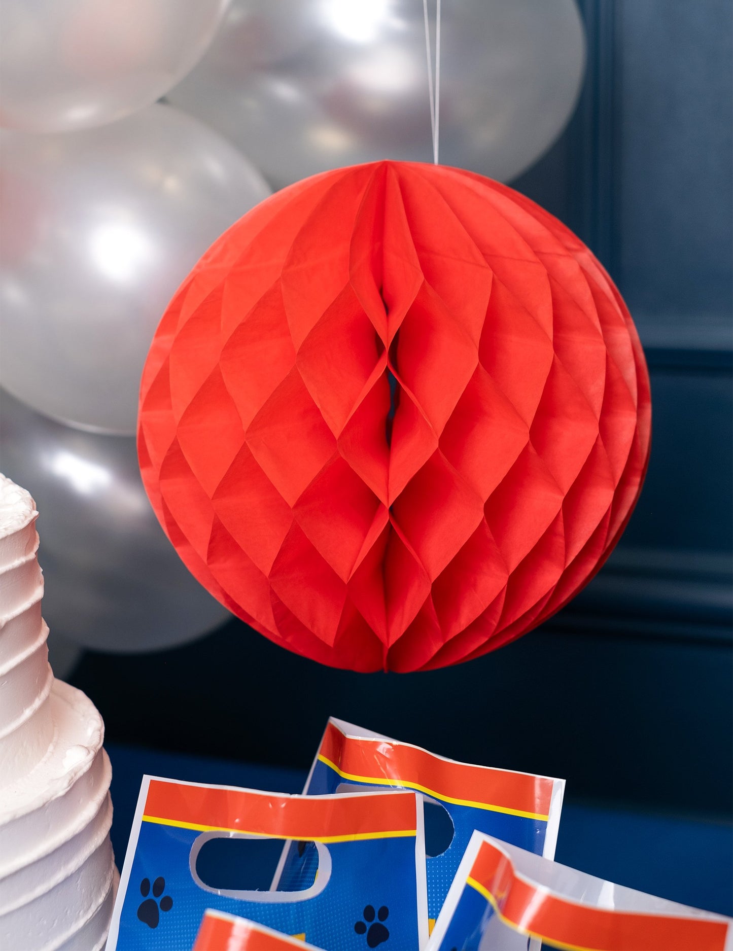 Vue d'ensemble dans un décor de fête de la boule en papier alvéolé pour décoration rouge