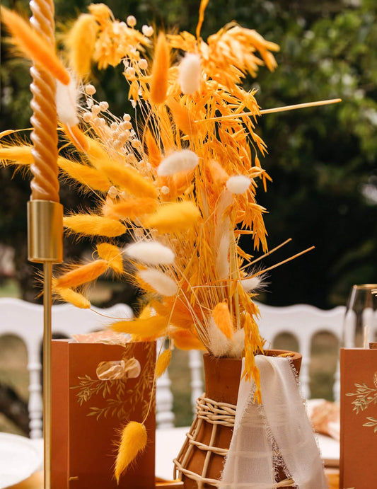 Vue rapprochée dans un vase du bouquet d'avoine séché pour décoration moutarde
