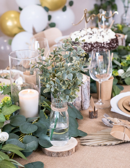 Mise en scène sur une table du bouquet de feuilles d'eucalyptus végétal pour décoration
