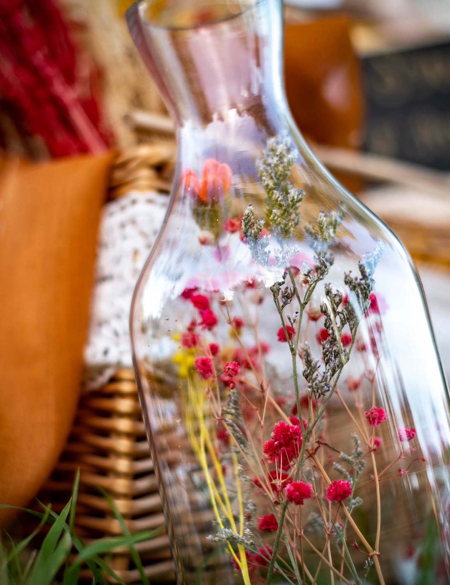 Průhledná lahvička s barevnými sušenými květy 11 x 27,5 cm