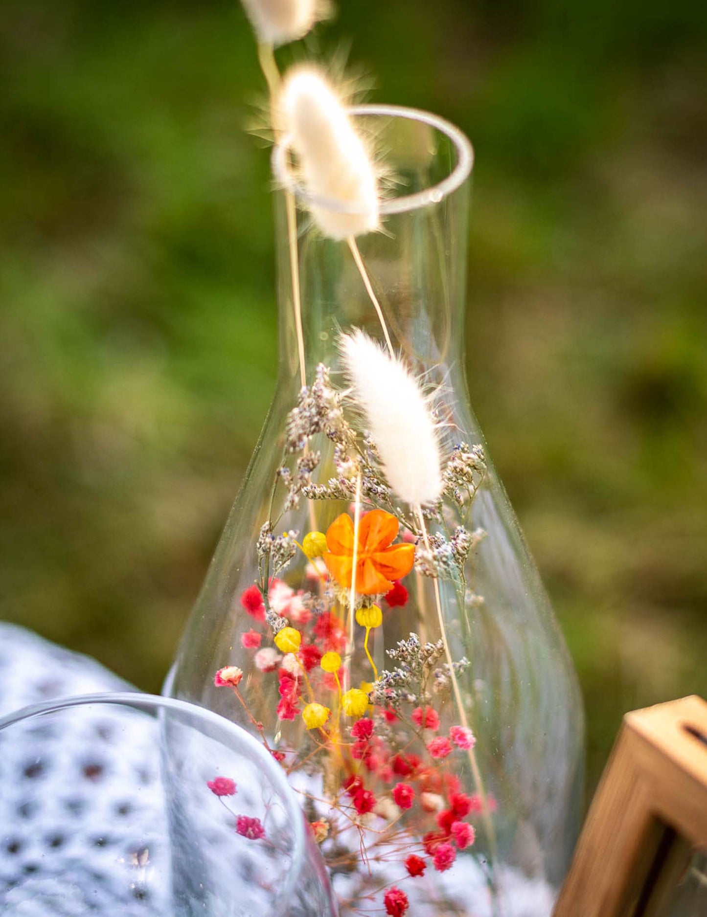 Láhev s barevnými sušenými květy 12 x 32 cm středobodem