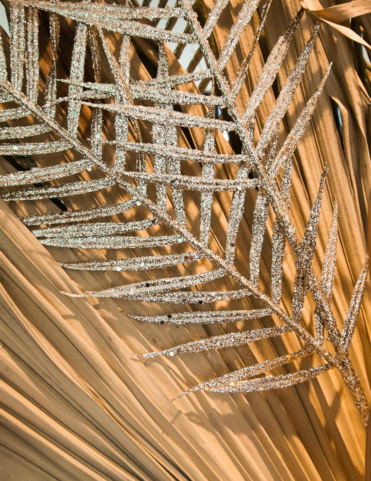 Detail na třpytky na větvi dekorativní kapradiny elegantní dekorační